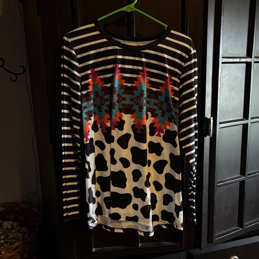 Women’s Black & White Aztec Cow-Print Long Sleeve Top
